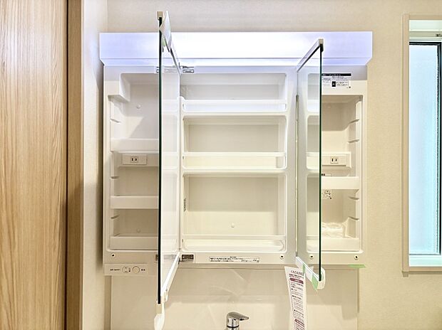 三面鏡の裏に、化粧品や衛生用品などを収納可能。洗面台をすっきりと保ちます!