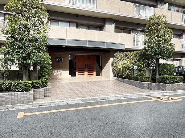 外観 綺麗なエントランスは、居住者を優しく迎えいれてくれます