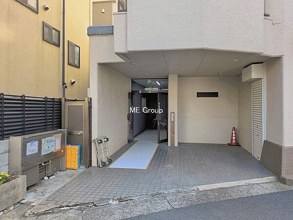 住居者や来訪者を気持ちよくお出迎え。落ち着いた雰囲気のエントランス