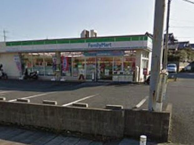 コンビニ 450m ファミリーマート 三郷みなみ店