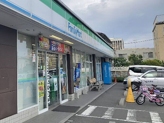 コンビニ 600m ファミリーマート さいたま大戸四丁目店