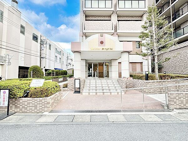 外観 綺麗なエントランスは、居住者を優しく迎えいれてくれます
