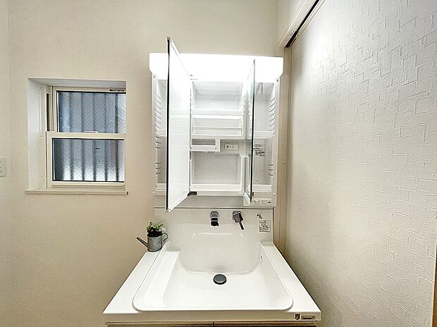 三面鏡洗面台は収納豊富。細かいものもスッキリ片付きます。