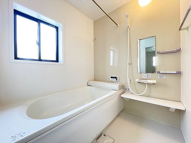 バスルームは清潔感のある白を基調とした落ち着ける空間