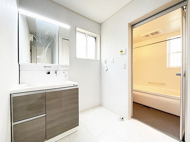 窓のある明るい洗面所で毎日の身支度も気持ち良くお使い頂けます。