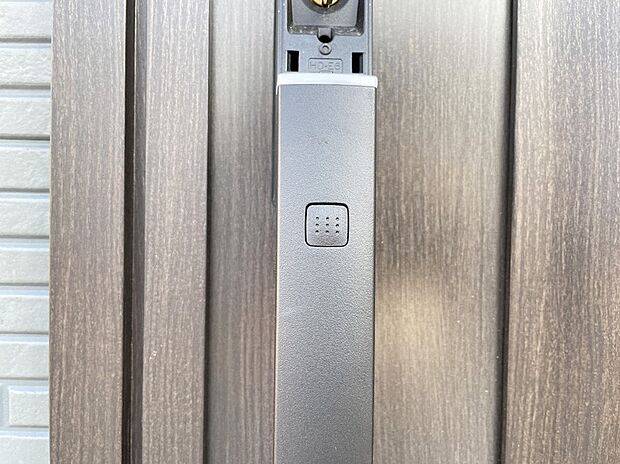 スマホアプリで施解錠可能なピタットキー搭載の玄関扉