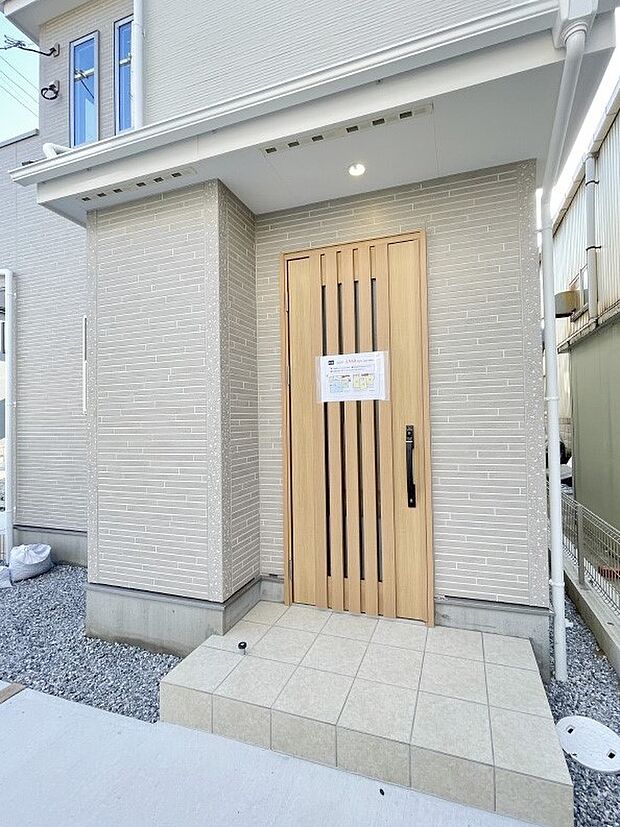 スッキリシンプルなデザインの玄関ドア