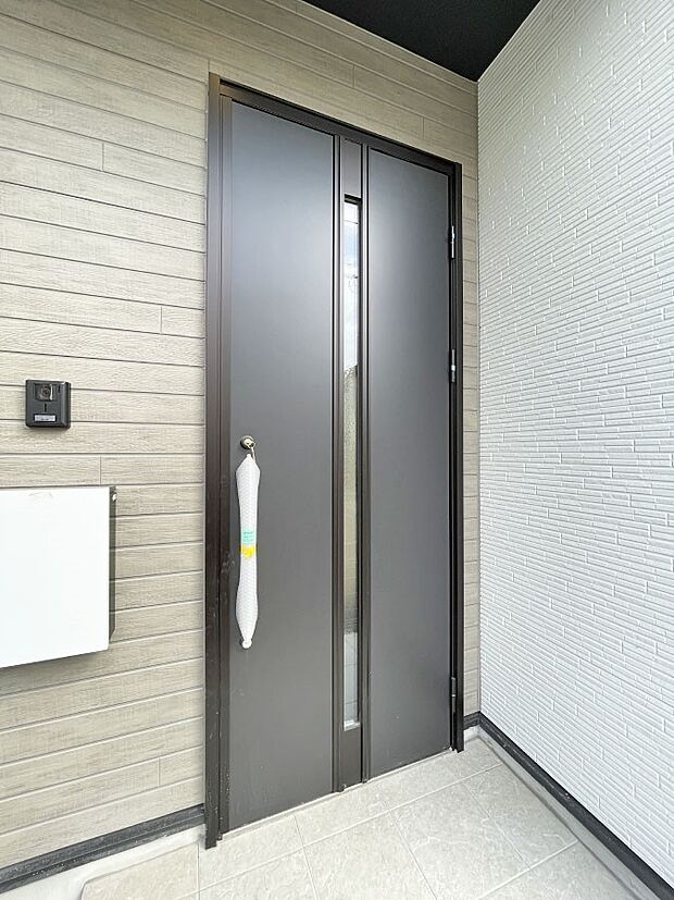 スッキリシンプルなデザインの玄関ドア