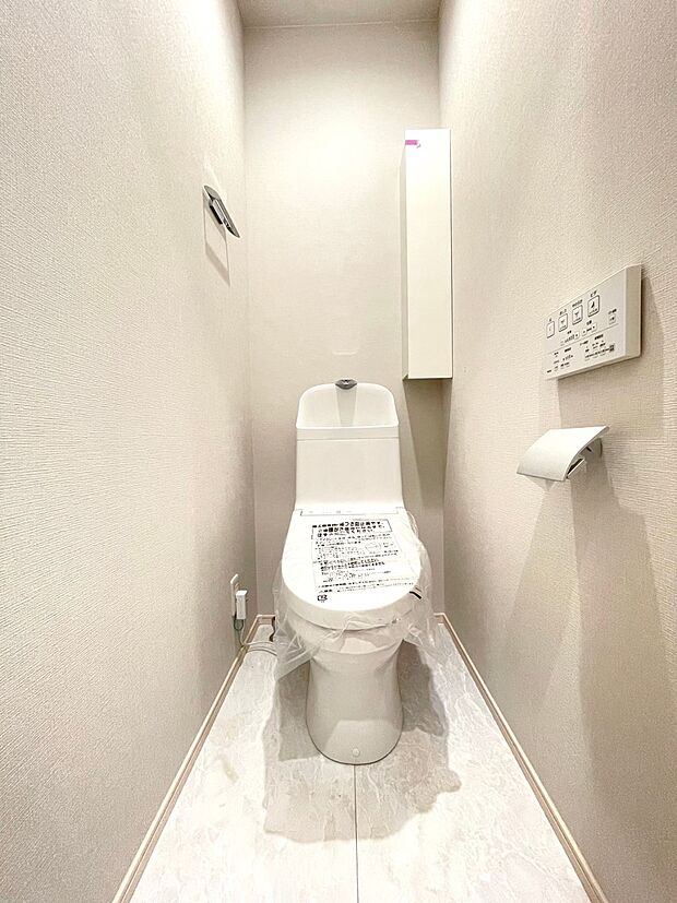 白を基調とした清潔感あふれるトイレ