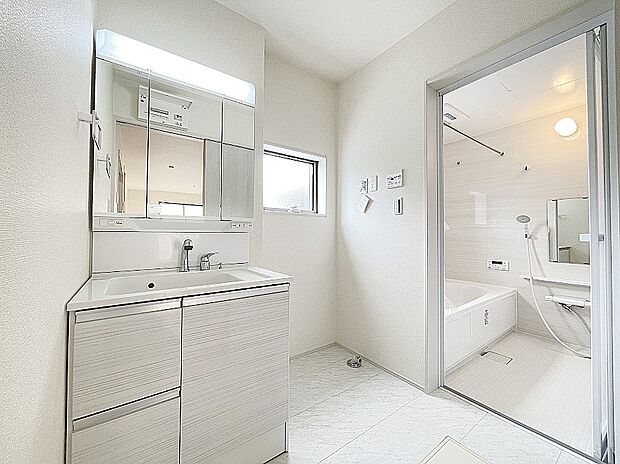 窓のある明るい洗面所で毎日の身支度も気持ち良くお使い頂けます。