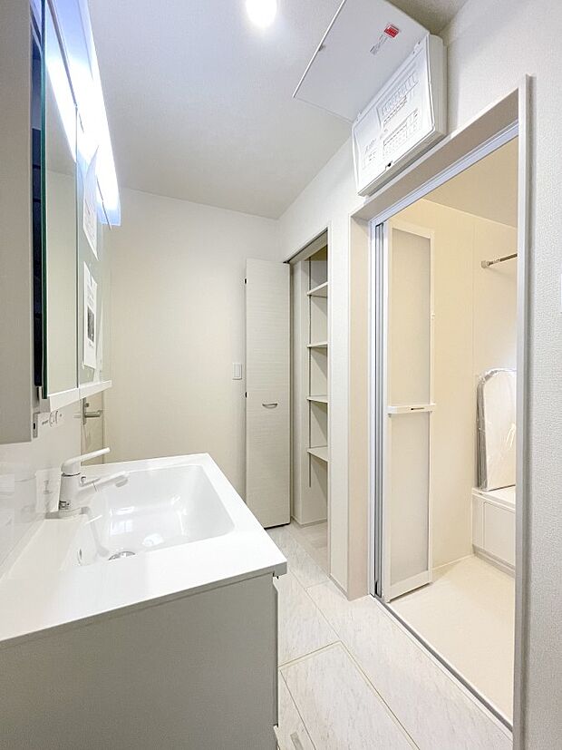 洗面室にもたっぷりの収納スペースを設置、タオル類や洗面道具もスッキリとしまえます