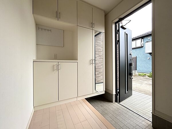 玄関には収納もたっぷりあるのでスッキリした衛生的な空間を保てそう