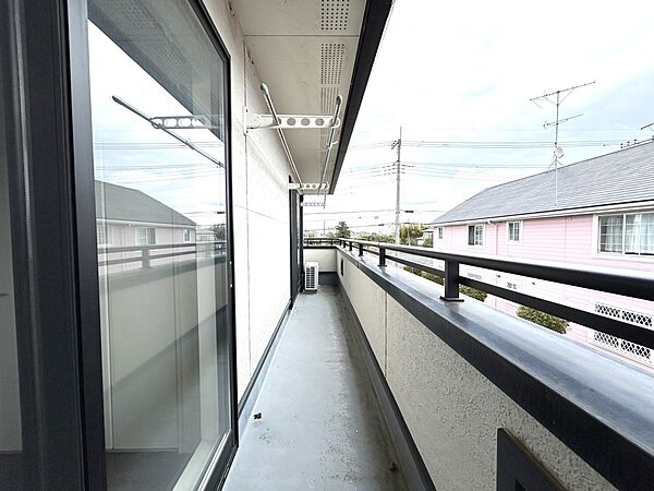 2部屋から出入り出来るバルコニーは、通風や採光が良く明るくて開放的