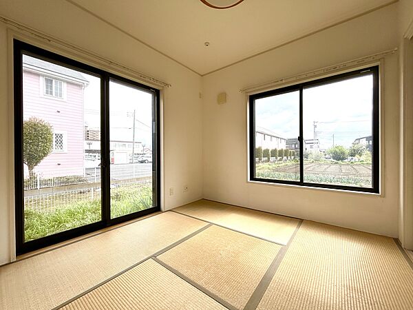 畳ならではの温かさが癒しの時間を作る和室は2面採光で自然光が心地よく感じられます