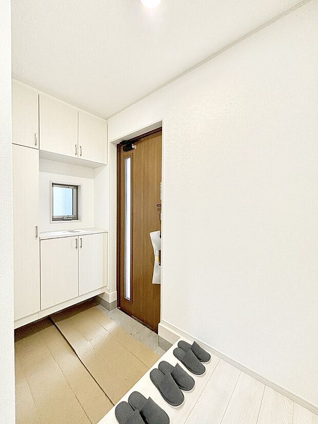 明るい玄関はお客様をお出迎えするのにぴったりです！ 