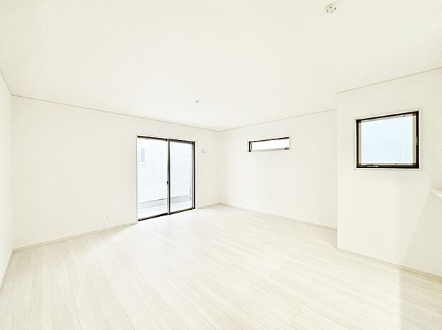 日当たりのいいリビングでゆったりとしたティータイムを！ お気に入りのグリーンを飾れば更に心地よさがアップ！