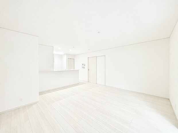 明るい陽光が注ぎ、寛ぎの雰囲気に満たされるリビング・ダイニング。   