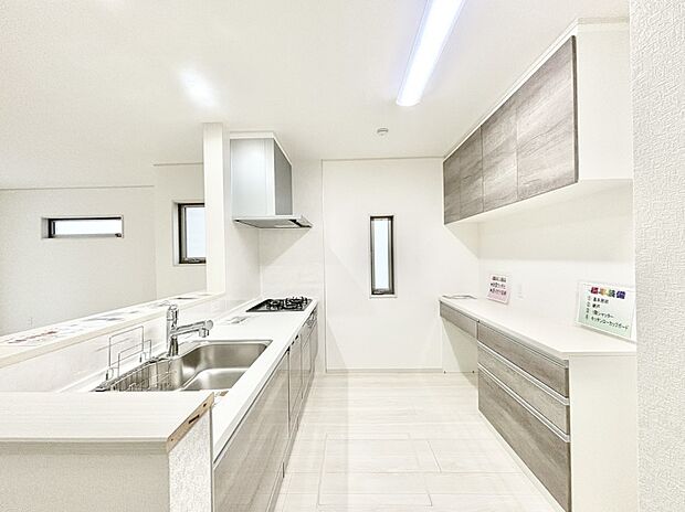 カップボードを設置した充実のキッチン。家族で一緒にお料理するのも楽しくなるキッチンです。  