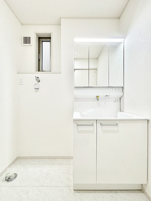 三面鏡が嬉しい洗面化粧台です。 