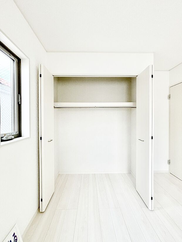 洋室のクローゼット。奥行きがあるので厚手の衣類もすっきり収まります。