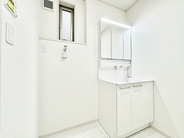 清潔感のある快適空間です。毎日の身支度も気持ち良くお使い頂けます。 