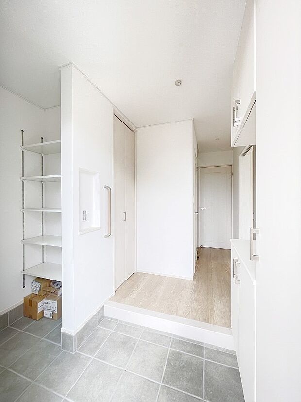 土間収納のついた収納力豊富な玄関。明るい玄関はお客様をお出迎えするのにぴったりです！ 