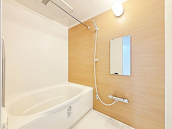 一日の疲れを癒すバスルームは浴室乾燥機付きでいつでも快適バスタイム