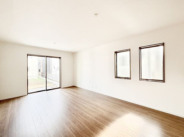 ご家族の賑やかな話し声で包まれる明るいリビング  