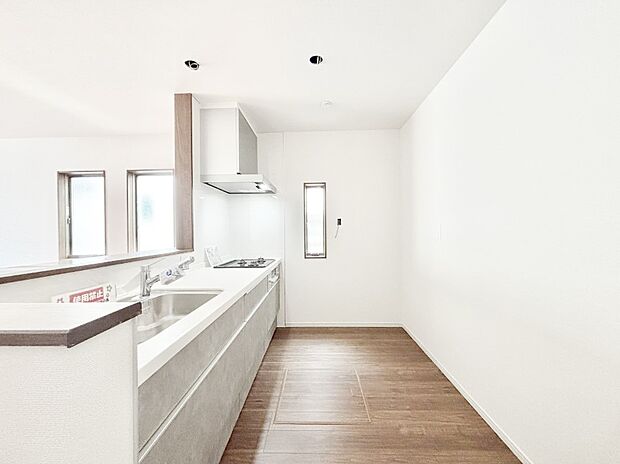 爽やかな風が通り抜けるキッチン。窓があるので明るく換気にも役立ちます。