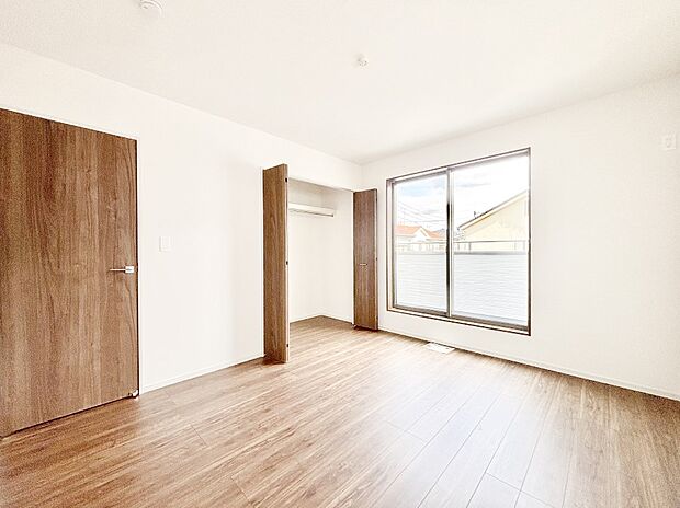 窓からのやさしい光が心地よいプライベートルーム