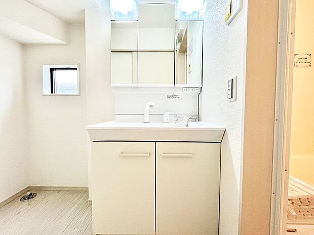 明るい洗面所は毎朝の身支度も楽しくできちゃいそうです。