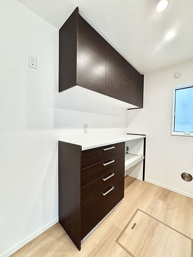 カップボードも標準装備 広々スペースでお料理しやすいキッチンです