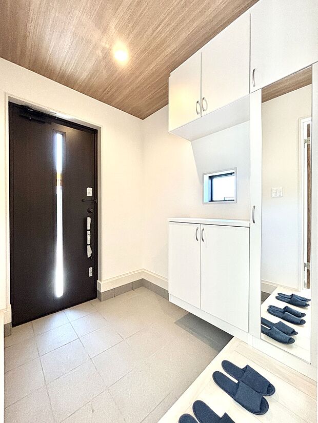 明るい玄関はお客様をお出迎えするのにぴったりです!