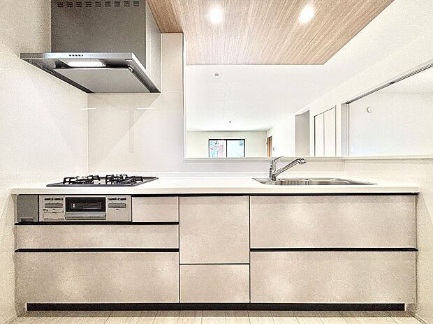 料理をしながらでもご家族との会話を楽しめる対面キッチン