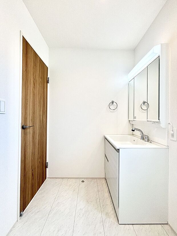 明るい洗面所は毎朝の身支度も楽しくできちゃいそうです。