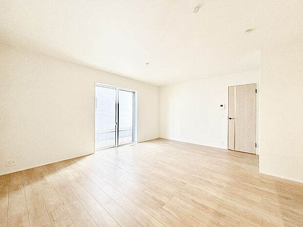 日当たりのいいリビングでゆったりとしたティータイムを！ お気に入りのグリーンを飾れば更に心地よさがアップ！