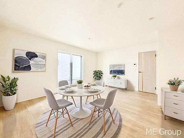 ご家族の賑やかな話し声で包まれる明るいリビング  ※家具はCGです