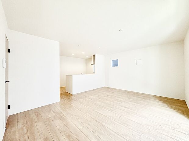 明るい陽光が注ぎ、寛ぎの雰囲気に満たされるリビング・ダイニング。   