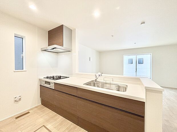 爽やかな風が通り抜けるキッチン。窓があるので明るく換気にも役立ちます。