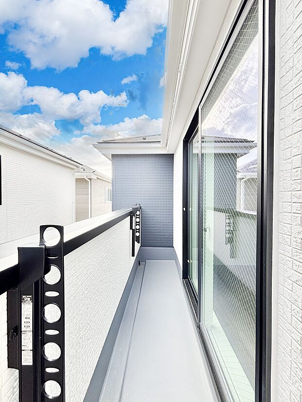 ゆったりバルコニーだから沢山お洗濯ものを干せます。