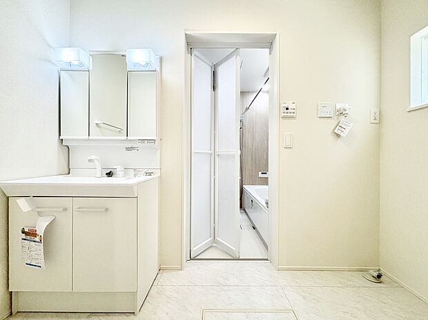 清潔感のある快適空間です。毎日の身支度も気持ち良くお使い頂けます。 