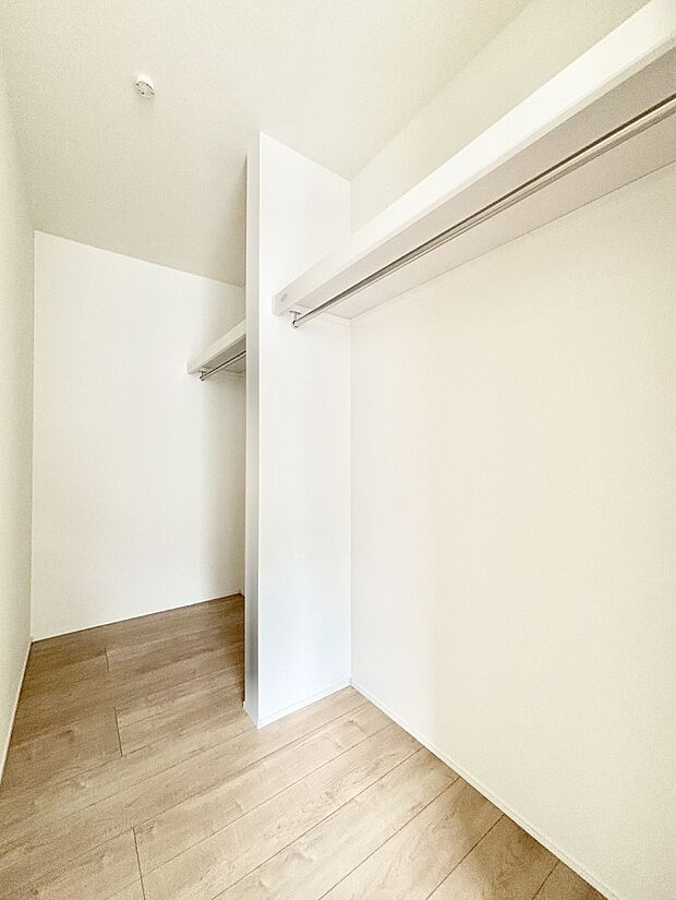 ウォークインクローゼット付きで生活空間を広く利用できます。