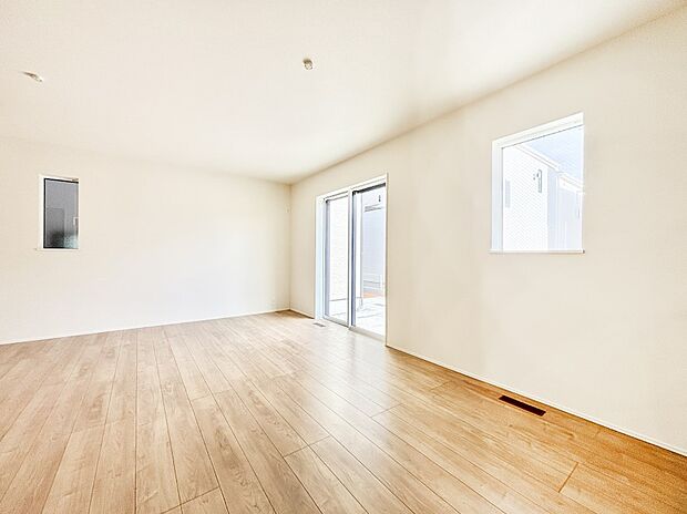 日当たりのいいリビングでゆったりとしたティータイムを！ お気に入りのグリーンを飾れば更に心地よさがアップ！