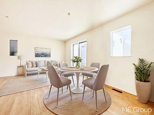 ご家族の賑やかな話し声で包まれる明るいリビング  ※家具はCGです