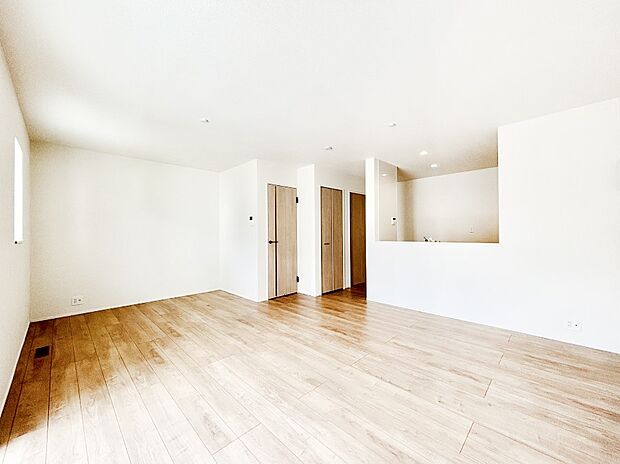 明るい陽光が注ぎ、寛ぎの雰囲気に満たされるリビング・ダイニング。   