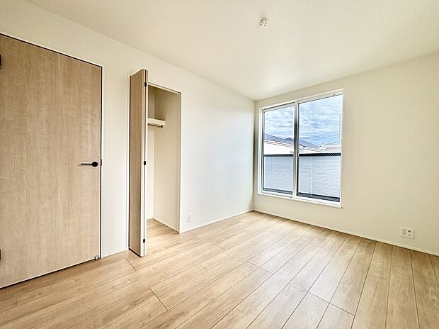 窓からのやさしい光が心地よいプライベートルーム  