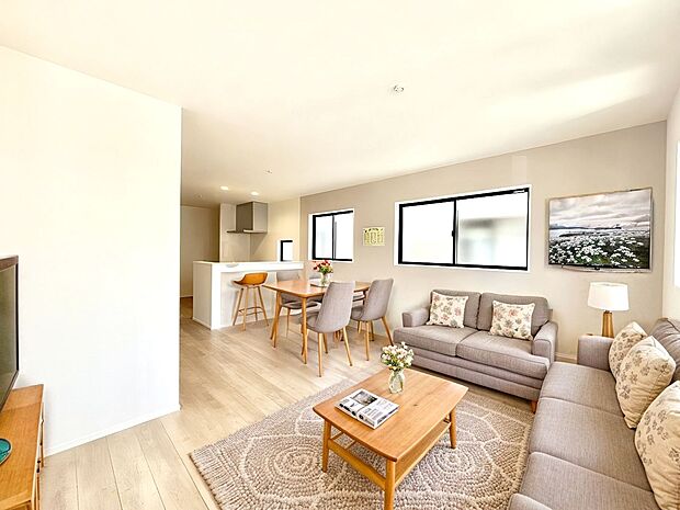 ご家族の賑やかな話し声で包まれる明るいリビング ※家具はCGです