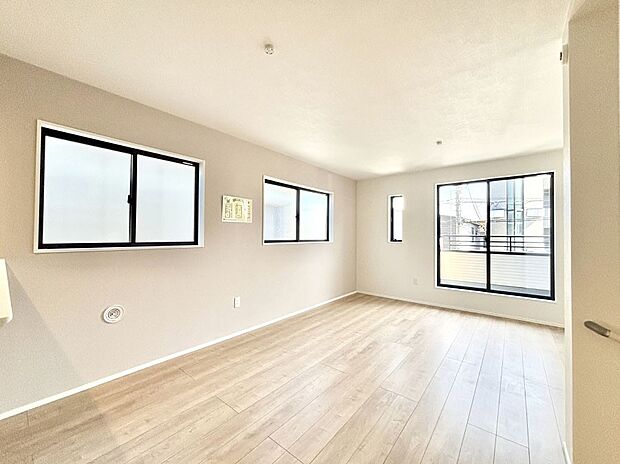 明るい2階リビング!外からの視線をシャットアウトして家族のプライバシーを守ります。