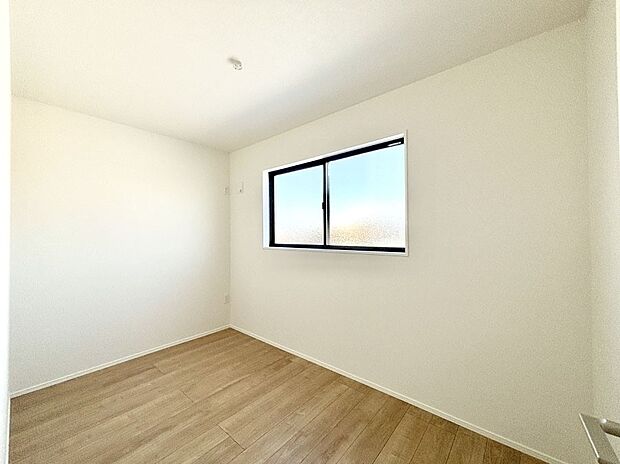 窓からのやさしい光が心地よいプライベートルーム