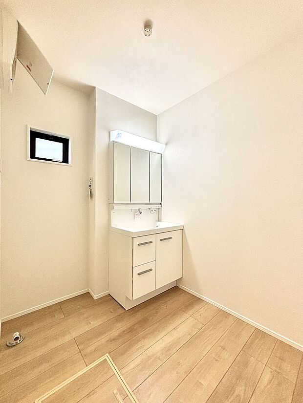 明るい洗面所は毎朝の身支度も楽しくできちゃいそうです。